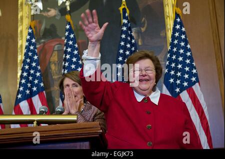 Le sénateur Barbara Mikulski démocratique nous sourit et les vagues au cours d'une cérémonie qui s'annonce comme le plus ancien Sénateur des femmes 21 mars 2012 à Washington, DC. Banque D'Images