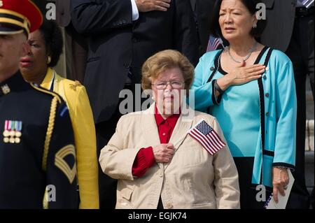 Le sénateur Barbara Mikulski démocratique nous tient un drapeau lors de la cérémonie du souvenir du Congrès pour 911 sur Capitol East front étapes le 11 septembre 2013 à Washington, DC. Banque D'Images