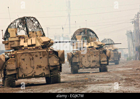 Une formation de l'armée américaine de véhicules de combat Bradley Division de cavalerie assure la recherche d'un soldat disparu le 22 février 2007 à Bagdad, Iraq. Banque D'Images