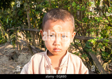 Jeune garçon avec thanaka esthétique,coller sur son visage au village sur banque du lac Inle (Birmanie, Myanmar,, Banque D'Images