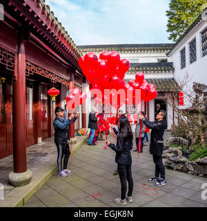 Se préparer pour le défilé, du Dr. Sun Yat Sen, Classical Chinese Garden, Vancouver, British Columbia, Canada Banque D'Images