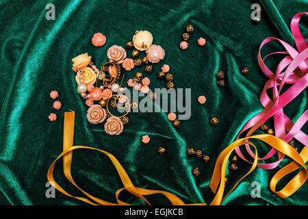 Rubans et boutons sur le tissu Banque D'Images