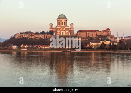 Esztergom - ville du nord de la Hongrie, sur la rive droite du Danube, qui forme la frontière avec la Slovaquie. Son cat Banque D'Images