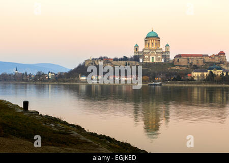 Esztergom - ville du nord de la Hongrie, sur la rive droite du Danube, qui forme la frontière avec la Slovaquie. Son cat Banque D'Images