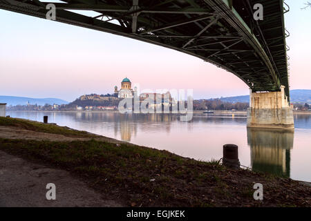 Esztergom - ville du nord de la Hongrie, sur la rive droite du Danube, qui forme la frontière avec la Slovaquie. Son cat Banque D'Images