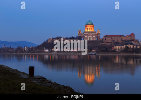 Esztergom - ville du nord de la Hongrie, sur la rive droite du Danube, qui forme la frontière avec la Slovaquie. Son cat Banque D'Images