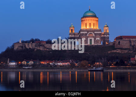 Esztergom - ville du nord de la Hongrie, sur la rive droite du Danube, qui forme la frontière avec la Slovaquie. Son cat Banque D'Images