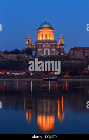 Esztergom - ville du nord de la Hongrie, sur la rive droite du Danube, qui forme la frontière avec la Slovaquie. Son cat Banque D'Images