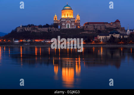 Esztergom - ville du nord de la Hongrie, sur la rive droite du Danube, qui forme la frontière avec la Slovaquie. Son cat Banque D'Images