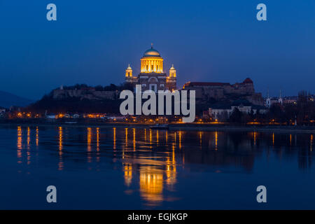 Esztergom - ville du nord de la Hongrie, sur la rive droite du Danube, qui forme la frontière avec la Slovaquie. Son cat Banque D'Images