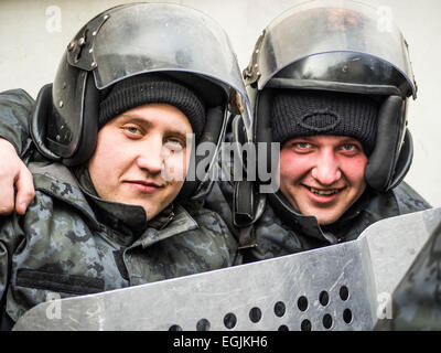 Kiev, Ukraine. 25 Février, 2015. Lors d'une manifestation de la police "droit privé" près de l'Administration présidentielle de l'Ukraine. -- Organisation radicale ukrainien "droit privé", tenue le mercredi 25 février 2015, à Kiev "Vérité - Marsh Marsh de l'homme." Les radicaux libres d'accuser les autorités ukrainiennes dans problèmes économiques, la corruption et l'échec de l'opération spéciale dans l'Est. Lieu des militants des portraits de personnes qui ont été tués dans des opérations anti-terroristes et sur le Maidan, et les drapeaux rouges et noirs. Crédit : Igor Golovnov/Alamy Live News Banque D'Images