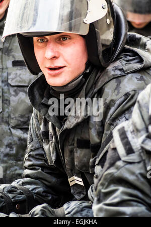 Kiev, Ukraine. 25 Février, 2015. Lors d'une manifestation de la police "droit privé" près de l'Administration présidentielle de l'Ukraine. -- Organisation radicale ukrainien "droit privé", tenue le mercredi 25 février 2015, à Kiev "Vérité - Marsh Marsh de l'homme." Les radicaux libres d'accuser les autorités ukrainiennes dans problèmes économiques, la corruption et l'échec de l'opération spéciale dans l'Est. Lieu des militants des portraits de personnes qui ont été tués dans des opérations anti-terroristes et sur le Maidan, et les drapeaux rouges et noirs. Crédit : Igor Golovnov/Alamy Live News Banque D'Images