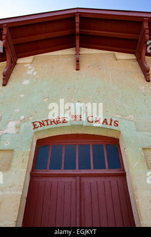 Porte et façade d'une vieille cave dans une cave près de Bordeaux, France Banque D'Images