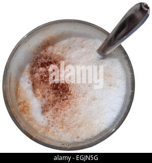 Cappuchino mousseux dans un verre de café avec cuillère isolé sur blanc de ci-dessus. Banque D'Images