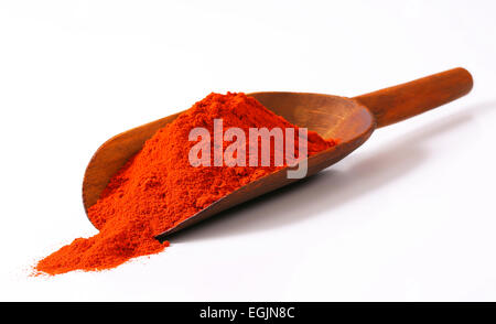 Tas de paprika en poudre sur une pelle en bois Banque D'Images