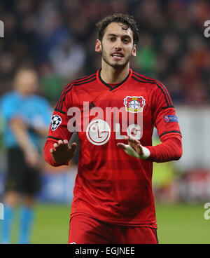 Leverkusen, Allemagne, le 25 février, 2015. Ligue des Champions, 16, première étape, Bayer 04 Leverkusen vs Atletico Madrid : Hakan Calhanoglu (Leverkusen) les gestes. Credit : Juergen Schwarz/Alamy Live News Banque D'Images