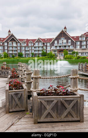 COLLINGWOOD, ON, CANADA - LE 18 JUIN : voir de Mill Pond avec fontaine en été à Blue Mountain Village, 2014 Banque D'Images