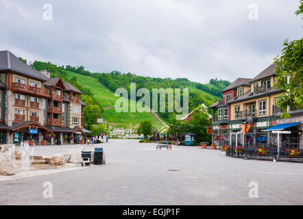 COLLINGWOOD, ON, CANADA - LE 18 JUIN : l'été ski hill, boutiques et restaurants à Blue Mountain Village, 2014 Banque D'Images