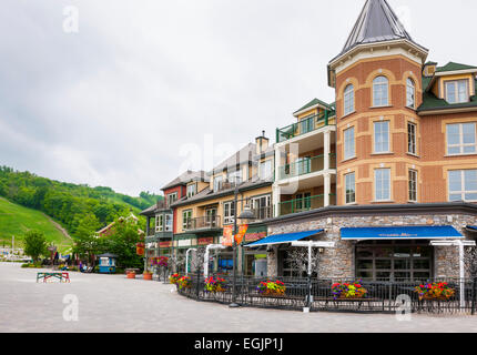 COLLINGWOOD, ON, CANADA - LE 18 JUIN : cuivre Blues restaurant patio et de magasins de ski d'été à Blue Mountain Village, 2014 Banque D'Images