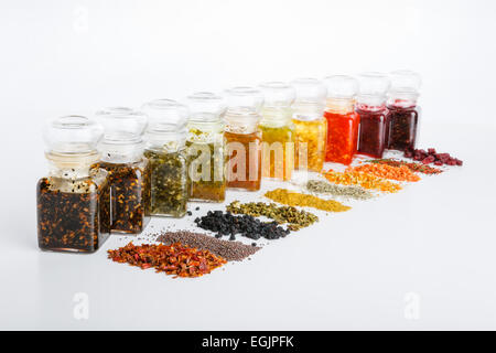 Différentes épices marinées dans le bocal de verre, encore en vie studio shot Banque D'Images