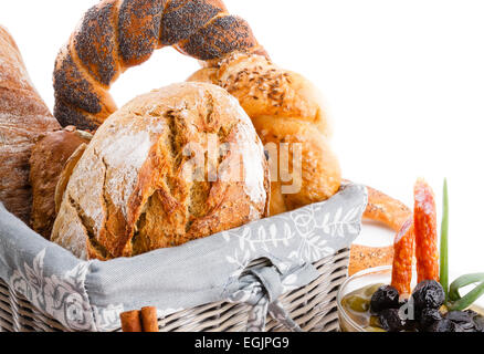 Différents types de pain et de petits pains dans un panier, studio shot on white background Banque D'Images