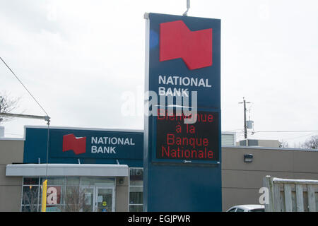 La Banque nationale est l'une des grandes banques au Canada. L'enseigne en français et l'entrée d'une succursale Banque D'Images