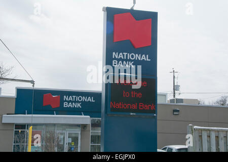 La Banque nationale est l'une des grandes banques au Canada. L'entrée d'une succursale de détail avec un panneau de bienvenue Banque D'Images