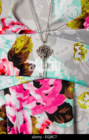 Closeup détail d'une robe avec un collier clé Banque D'Images