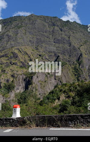 Cilaos, île de la Réunion, France. 4e août 2013. Montagnes sur la RN5 (route nationale) pour le cirque de Cilaos, un des trois cirques de l'île de la réunion © Valérie Koch/ZUMA/ZUMAPRESS.com/Alamy fil Live News Banque D'Images