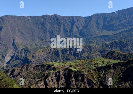 Cilaos, île de la Réunion, France. 4e août 2013. Cirque de Cilaos dans les montagnes, un des trois cirques de l'île de la réunion, avec un petit village de l'arrière-plan © Valerie Koch/ZUMA/ZUMAPRESS.com/Alamy fil Live News Banque D'Images