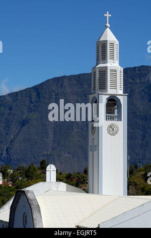 Cilaos, île de la Réunion, France. 4e août 2013. L'église catholique dans le cirque de Cilaos, un des trois cirques de l'île de la réunion © Valérie Koch/ZUMA/ZUMAPRESS.com/Alamy fil Live News Banque D'Images