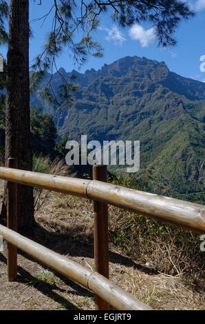 Cilaos, île de la Réunion, France. 4e août 2013. Le plus haut sommet de l'île de la réunion, le Piton-des-Neiges sud/ouest, face au cirque de Cilaos © Valerie Koch/ZUMA/ZUMAPRESS.com/Alamy fil Live News Banque D'Images