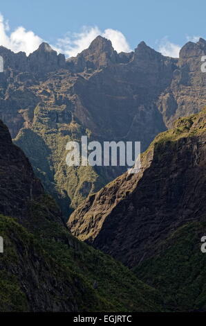 Cilaos, île de la Réunion, France. 4e août 2013. Le plus haut sommet de l'île de la réunion, le Piton-des-Neiges sud/ouest, face au cirque de Cilaos © Valerie Koch/ZUMA/ZUMAPRESS.com/Alamy fil Live News Banque D'Images