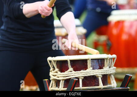 Battre le tambour batteur japonais Hanami au Festival, Melbourne, Australie Banque D'Images