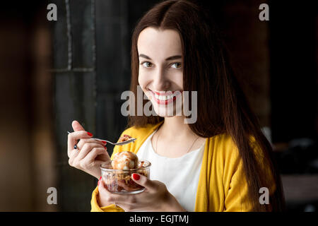 Woman eating ice cream in the cafe Banque D'Images