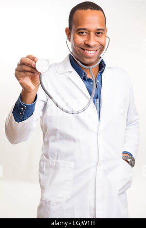 Handsome young African doctor posing isolé sur fond blanc Banque D'Images