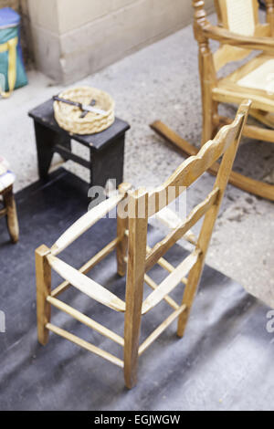 Fabrication de chaises en bois, détail d'une fabrique de chaises d'extérieur, l'art traditionnel espagnol Banque D'Images