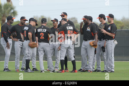 Jupiter, en Floride, USA. Feb 24, 2014. Reed Johnson, Brett Butler, Ichiro Suzuki, Marcell Ozuna Marlins (MLB) : Ichiro Suzuki des Marlins de Miami est à l'écoute de l'entraîneur de troisième Brett Butler pendant le camp d'entraînement de printemps des Marlins de Miami à Jupiter, en Floride, États-Unis . © AFLO/Alamy Live News Banque D'Images