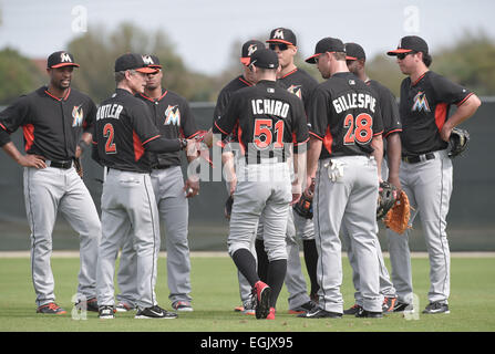 Jupiter, en Floride, USA. Feb 24, 2014. Brett Butler, Ichiro Suzuki, Cole Gillespie (MLB) Marlins : Ichiro Suzuki du Miami Marlins touche l'entraîneur de troisième Brett Butler pendant le camp d'entraînement de printemps des Marlins de Miami à Jupiter, en Floride, États-Unis . © AFLO/Alamy Live News Banque D'Images