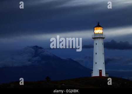 Le phare de Cape Egmont Taranaki et monter sur l'arrière-plan, Nouvelle Zélande Banque D'Images