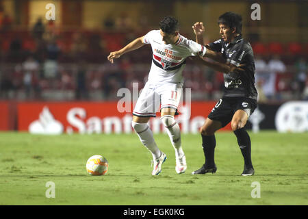 Sao Paulo, Brésil. Feb 25, 2015. Alexandre Pato (L) du Brésil, Sao Paulo rivalise avec Hamilton Pereira de l'Uruguay's Danubio pendant le match de la Copa Libertadores à Sao Paulo, Brésil, le 25 février 2015. Sao Paulo a gagné 4-0. © Rahel Patrasso/Xinhua/Alamy Live News Banque D'Images