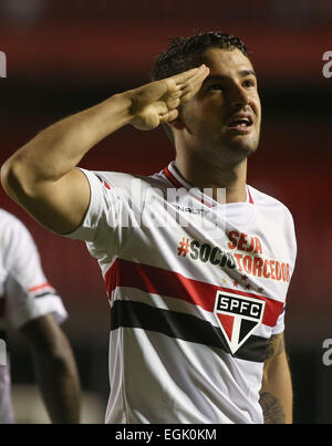 Sao Paulo, Brésil. Feb 25, 2015. Alexandre Pato de Sao Paulo du Brésil fête son but lors du match contre l'Uruguay Danubio au Copa Libertadores à Sao Paulo, Brésil, le 25 février 2015. Sao Paulo a gagné 4-0. © Rahel Patrasso/Xinhua/Alamy Live News Banque D'Images