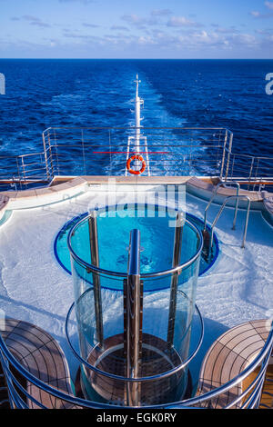 Une petite piscine sur le Regal Princess bateau de croisière. Banque D'Images