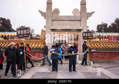 Les gardes de sécurité à Beijing temple Ditan juste. Banque D'Images