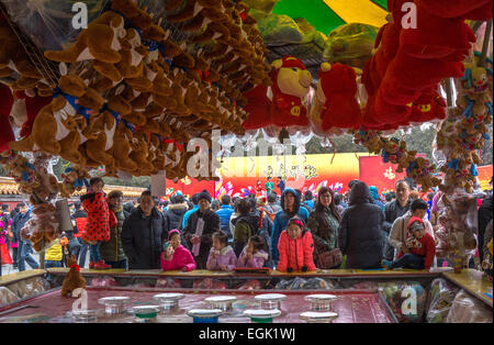 Enfants jouant à Beijing temple Ditan juste. Banque D'Images