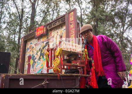 Un artiste populaire traditionnel raree effectue montrent à Beijing temple Ditan juste. Banque D'Images