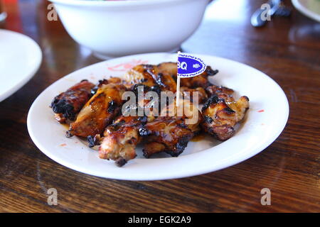 Nandos morceaux de poulet sur une plaque Banque D'Images