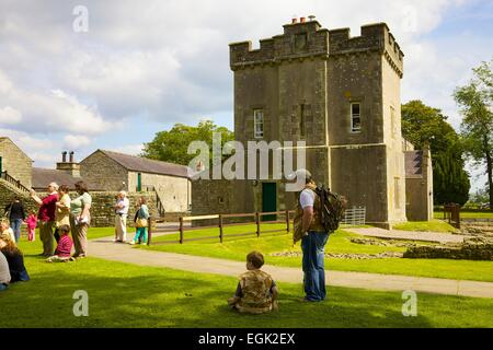 Les touristes à pied dans le parc de Birdoswald. Gilsland Mur d'Hadrien, Cumbria England UK Banque D'Images