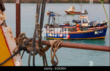 Bateaux de pêche vu par de vieux amarres de Smeaton's Pier St Ives Cornwall England Europe Banque D'Images