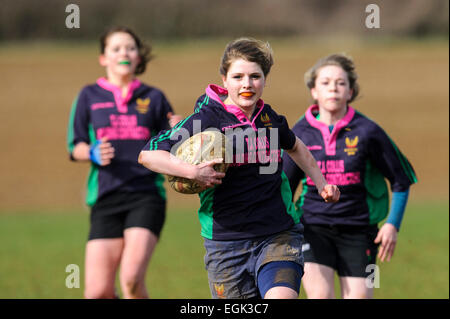 Nord du Dorset Rugby Football Club sous 18 girks et Dorset County U18 filles. NDRFC player en action. Banque D'Images